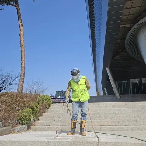 화강석 계단 미끄럼방지 시공 전경