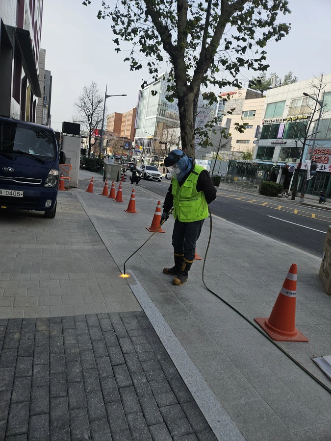 보행로 경계석 미끄럼방지 작업